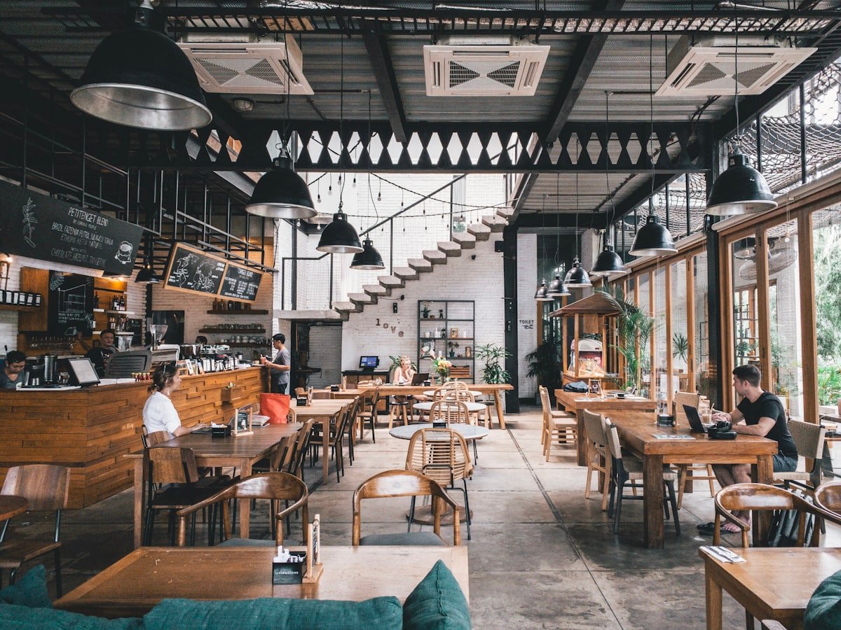 Comedor de un restaurante lleno de comensales